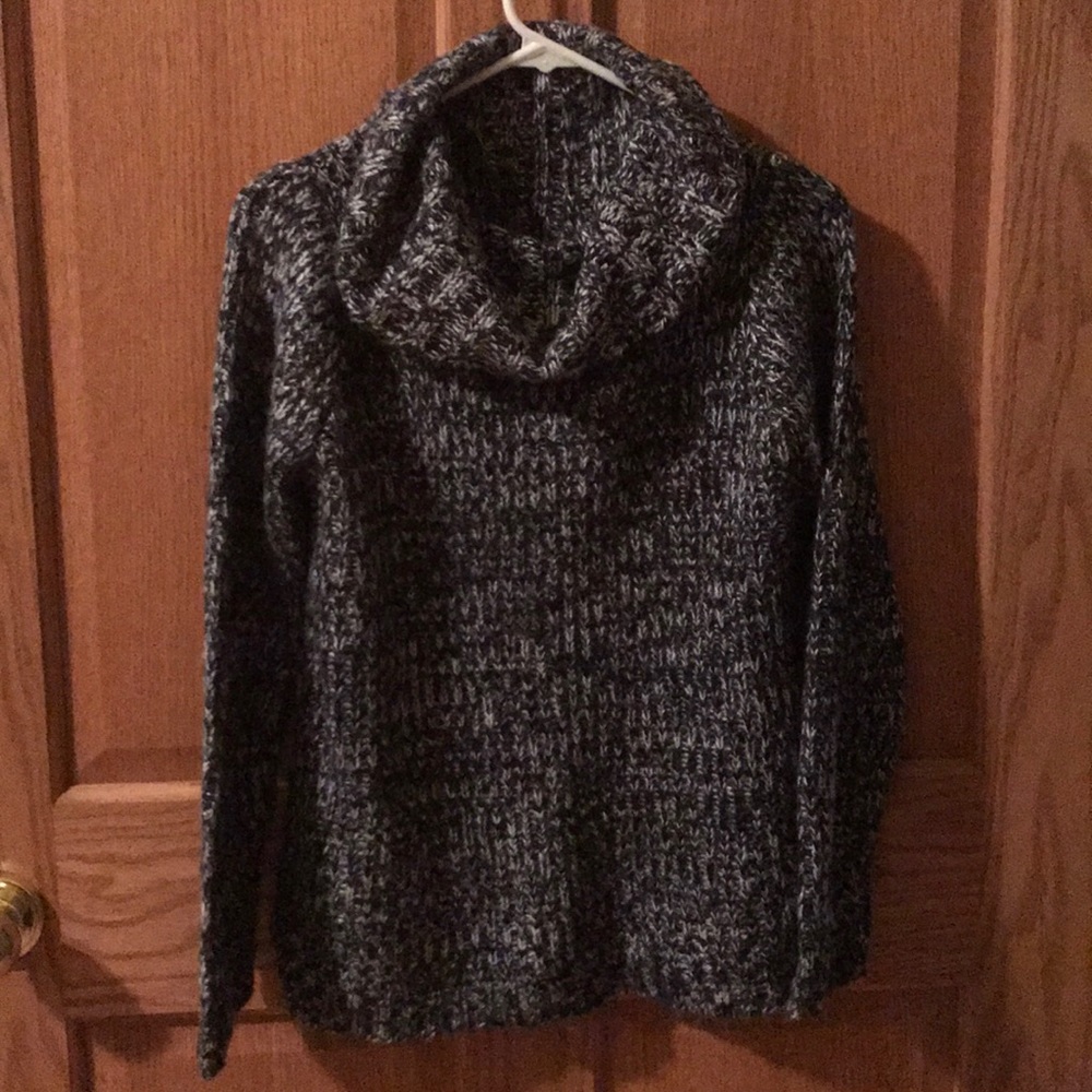 Black/white sweater